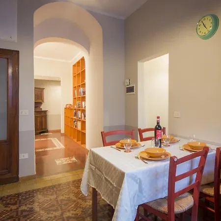 아파트 House In The San Pier Maggiore Arch *