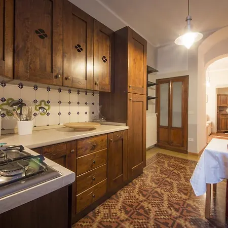 House In The San Pier Maggiore Arch 피렌체