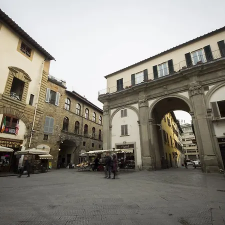 Appartement House In The San Pier Maggiore Arch *