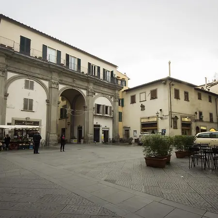 Appartement House In The San Pier Maggiore Arch *